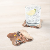 Jonge Native American poseert op houten muur Kartonnen Onderzetters (Insitu)