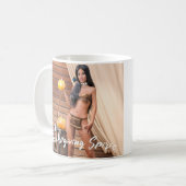 Jonge Native American poseert op houten muur Koffiemok (Voorkant links)