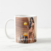 Jonge Native American poseert op houten muur Koffiemok (Links)