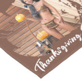 Jonge Native American poseert op houten muur Korte Tafelloper (Hoek)