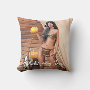Jonge Native American poseert op houten muur Kussen