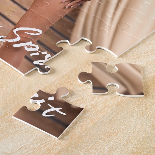 Jonge Native American poseert op houten muur Legpuzzel (Zijkant)