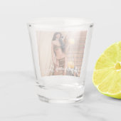 Jonge Native American poseert op houten muur Shot Glas (Achterkant)