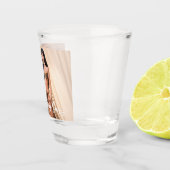 Jonge Native American poseert op houten muur Shot Glas (Rechts)