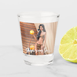 Jonge Native American poseert op houten muur Shot Glas