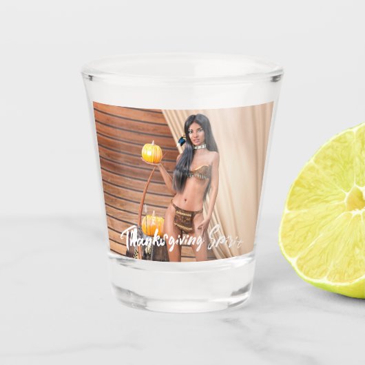 Jonge Native American poseert op houten muur Shot Glas (Voorkant)