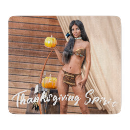 Jonge Native American poseert op houten muur Snijplank