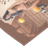 Jonge Native American poseert op houten muur Tafelkleed (Gekanteld)