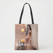 Jonge Native American poseert op houten muur Tote Bag (Voorkant)
