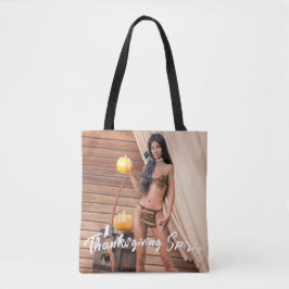 Jonge Native American poseert op houten muur Tote Bag