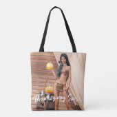 Jonge Native American poseert op houten muur Tote Bag (Achterkant)