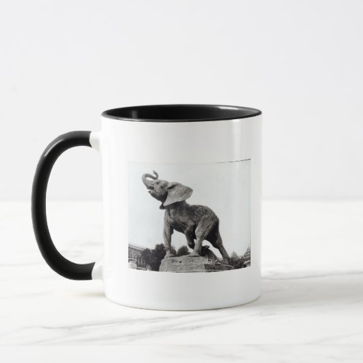 Jonge olifant gevangen in een val mok (Links)