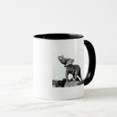 Jonge olifant gevangen in een val mok (Voorkant rechts)