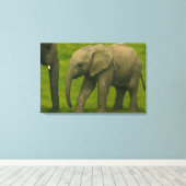 Jonge olifant met voogd in grasreservaat canvas afdruk (Insitu (Houten vloer))