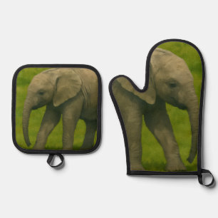 Jonge olifant met voogd in grasreservaat ovenwant & pannenlap set