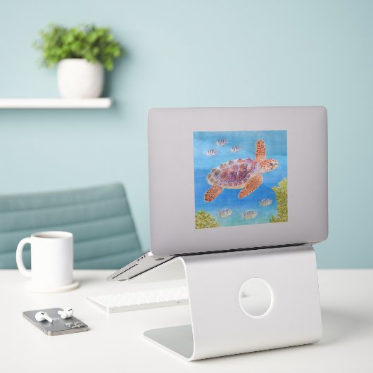 Jonge onechte karetschildpad sticker (Laptop op bureau)