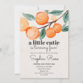 Jonge oranje meisje met een kleine broeduitnodigin (Voorkant)