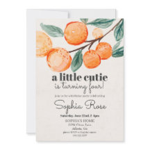 Jonge oranje meisje met een kleine broeduitnodigin