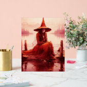 Jonge rode heks zit op kapotte pier acryl bord (Huwelijk)