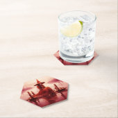 Jonge rode heks zit op kapotte pier kartonnen onderzetters (Insitu)