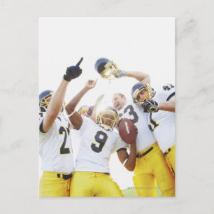 Jonge sportmannen die rugby spelen briefkaart