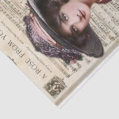 Jonge Victoriaans Dame met Roze Bloem Jurk Rozen Tissuepapier (Detail)