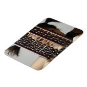 Jonge vrouw die door abacus paait. magneet (Linkerzijde)