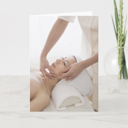 Jonge vrouw die gezichtsmassage hebben kaart (Voorkant)