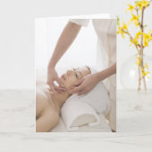 Jonge vrouw die gezichtsmassage hebben kaart (Gele Bloem)