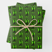 Jonge vrouw die Golf Green Black Pattern Gift spee Inpakpapier Vel (In situ)