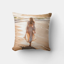 Jonge Vrouw die het Strand lopen Kussen