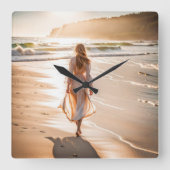 Jonge Vrouw die het Strand lopen Vierkante Klok (Voorkant)