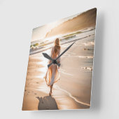 Jonge Vrouw die het Strand lopen Vierkante Klok (Hoek)