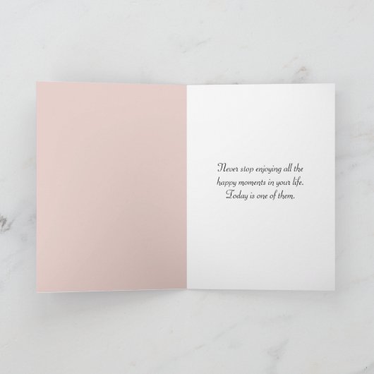 Jonge Vrouw die het Strand voor Verjaardag lopen Kaart (Binnen)