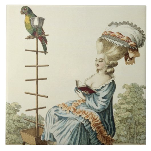 Jonge vrouw die in een dagjurk leest met een uitge tegeltje (Voorkant)