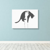 Jonge vrouw die kat tilt - Kies achtergrondkleur Canvas Afdruk (Insitu (Houten vloer))