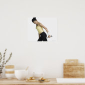 Jonge vrouw die met een domkop spuit poster (Keuken)
