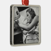 Jonge vrouw die op het bed ligt en de lamp uitzet metalen ornament (Rechts)