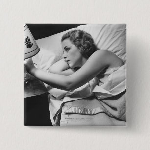 Jonge vrouw die op het bed ligt en de lamp uitzet vierkante button 5,1 cm