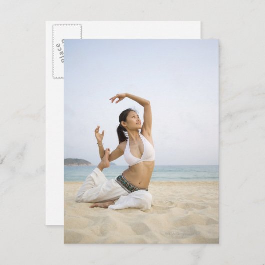 Jonge vrouw die op het strand yoga doet briefkaart (Voorkant / Achterkant)