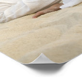 Jonge vrouw die op het strand yoga doet poster (Hoek)