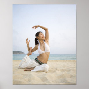 Jonge vrouw die op het strand yoga doet poster