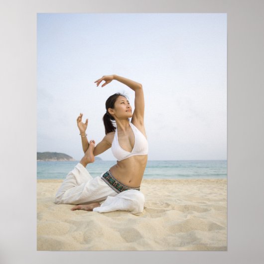 Jonge vrouw die op het strand yoga doet poster (Voorkant)