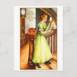 Jonge vrouw die rond Halloween in de spiegel kijkt Briefkaart