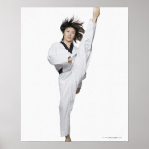 Jonge vrouw die schoppen oefent poster