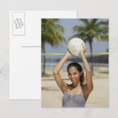 Jonge vrouw die volleybal houdt en glimlacht op briefkaart (Voorkant / Achterkant)
