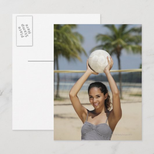 Jonge vrouw die volleybal houdt en glimlacht op briefkaart (Voorkant / Achterkant)