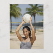 Jonge vrouw die volleybal houdt en glimlacht op briefkaart (Voorkant)