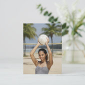 Jonge vrouw die volleybal houdt en glimlacht op briefkaart (Staand voorkant)