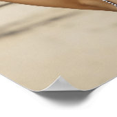 Jonge vrouw die volleybal houdt en glimlacht op poster (Hoek)